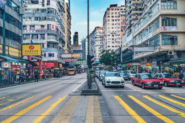 Hong Kong, Çin - 15 Aralık 2016: Şehir Merkezi sokak görünümünü.