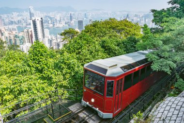 Victoria Peak Retro tramvay yaklaşımlar. Hong Kong.