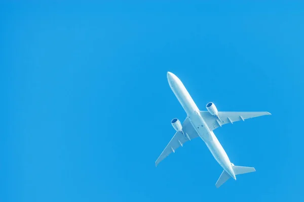 White Passenger Plane Blue Sky — Stock Photo, Image