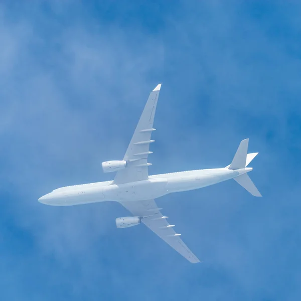 White Passenger Plane Blue Sky — Stock Photo, Image