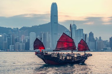 Hong Kong Limanı 'nda küçük bir gemi..