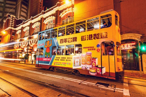 Hong Kong China Dezembro 2016 Trens Tradicionais Rua Cidade Noturna — Fotografia de Stock