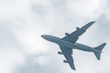 Mavi gökyüzünde büyük yolcu uçağı.