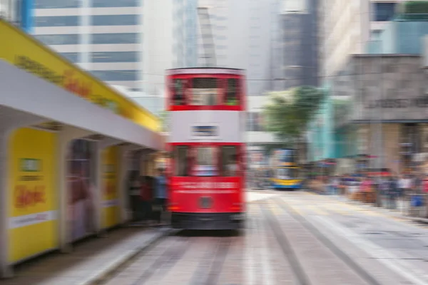 Розмите Зображення Трамвая Стоїть Центральній Вулиці Міста — стокове фото