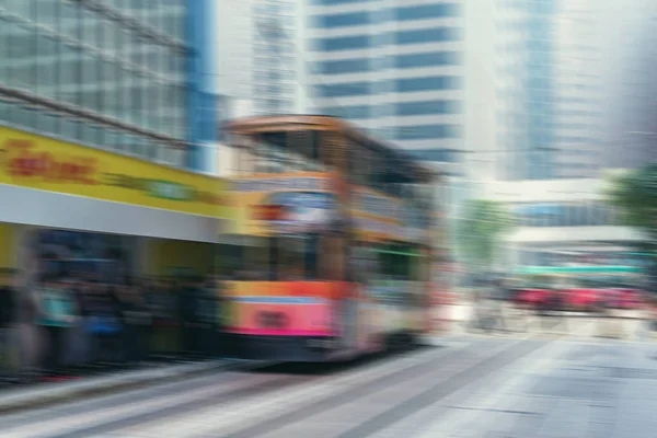 Розмите Зображення Трамвая Стоїть Центральній Вулиці Міста — стокове фото