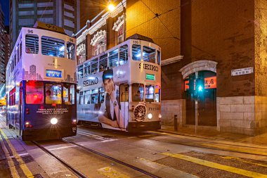 Hong Kong, Çin - 12 Aralık 2016: Geleneksel tramvay akşam şehre sokak.