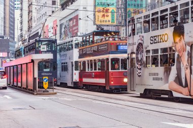 Hong Kong, Çin - 12 Aralık 2016: Geleneksel tramvay akşam şehre sokak.