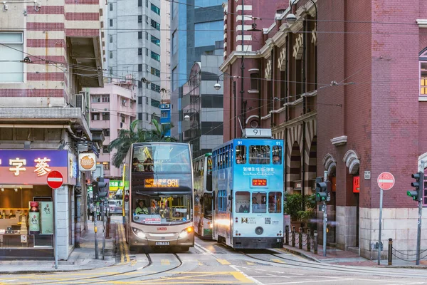 Hong Kong China Dezembro 2016 Trens Tradicionais Rua Cidade Noturna — Fotografia de Stock