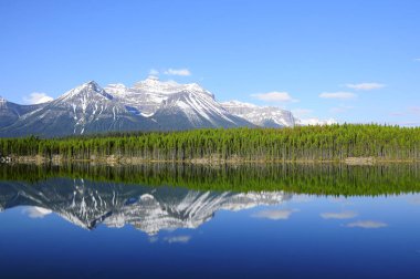 Kanada kayalık dağlarında Herbert gölde sabah erken görünümü. Banff Ulusal Parkı. Alberta. Kanada.