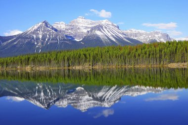 Kanada kayalık dağlarında Herbert gölde sabah erken görünümü. Banff Ulusal Parkı. Alberta. Kanada.