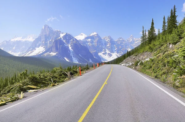 Yol buzultaş Gölü. Banff Ulusal Parkı. Kanada.