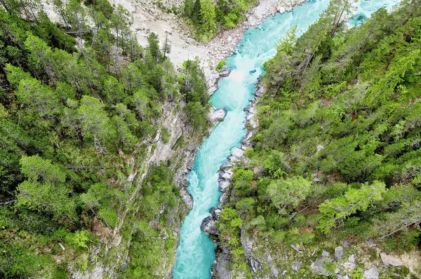 Küçük dağ nehir ve orman havadan görünümü.