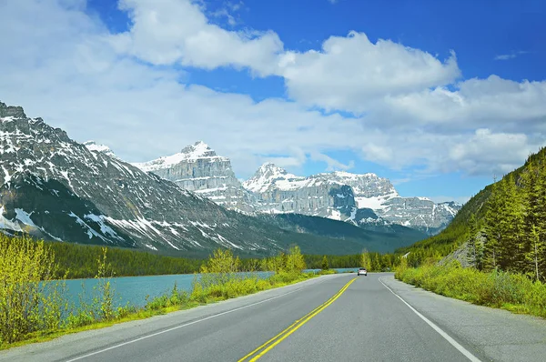 Δρόμος Από Banff Columbia Icefield Κατά Μήκος Της Λίμνης Εθνικό — Φωτογραφία Αρχείου