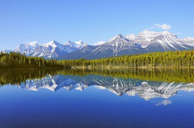 Kanada kayalık dağlarında Herbert gölde sabah erken görünümü. Banff Ulusal Parkı. Alberta. Kanada.