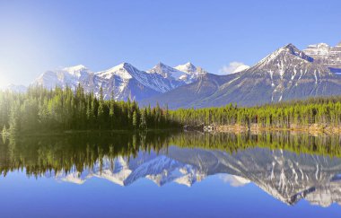 Kanada kayalık dağlarında Herbert gölde sabah erken görünümü. Banff Ulusal Parkı. Alberta. Kanada.