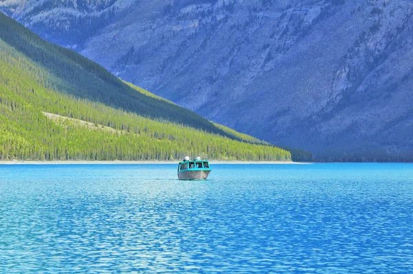 Passagerarbåt Sjön Banff National Park Kanada — Stockfoto
