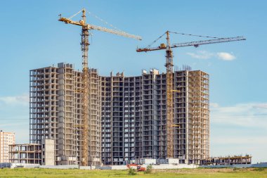 Günbatımı zamanı inşaat alanındaki görünümünü.