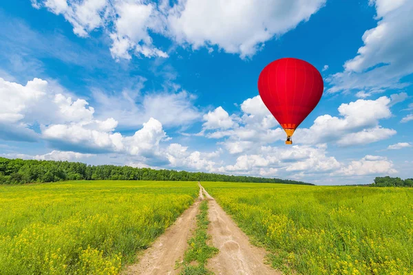 Piros Hőlégballon Piszkos Fölött Réten — Stock Fotó