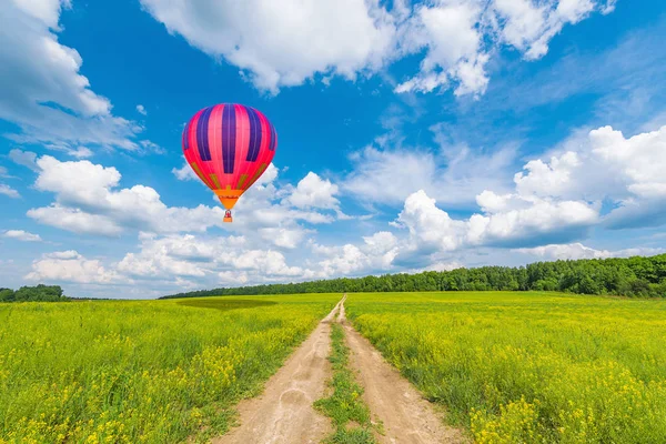 Balão Quente Vermelho Acima Estrada Suja Prado — Fotografia de Stock