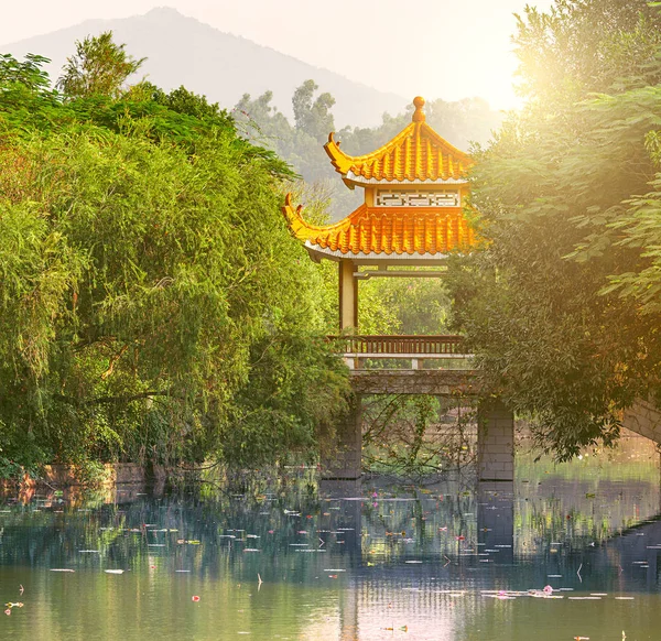 Köprü Şehir Parkı gölde yukarıda. Shenzhen. Çin.