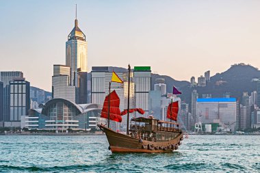 Hong Kong Limanı 'nda küçük bir gemi..