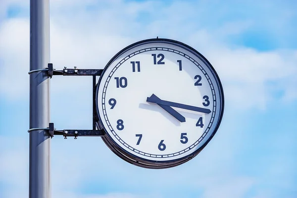 Estación Ferrocarril Reloj Columna Fondo Del Cielo — Foto de Stock