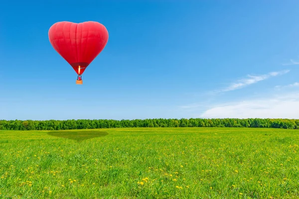 Balão Quente Vermelho Forma Coração Acima Prado Verão Viagem Atual — Fotografia de Stock