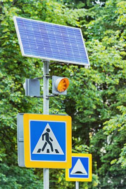 Güneş hücreleri ve trafik ışığı.