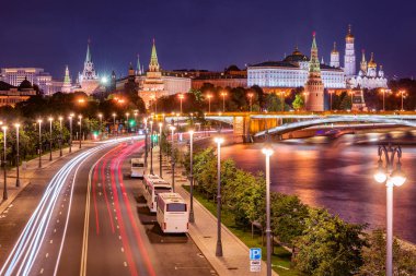 Kremlin, zaman akşam Moskova Nehri tarafından kiliselerin yaz görünümü. Moskova. Rusya.