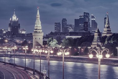 Kremlin, zaman akşam Moskova Nehri tarafından kiliselerin yaz görünümü. Moskova. Rusya.