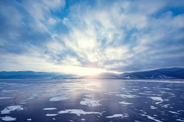 Gün batımında donmuş yüzeyin Baykal Gölü'nün. Rusya.