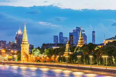 Kremlin, zaman akşam Moskova Nehri tarafından kiliselerin yaz görünümü. Moskova. Rusya.