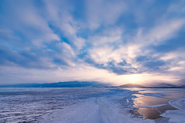 일몰에 바이칼 호수의 얼어붙은 러시아 — 스톡 사진