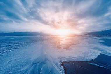 Gün batımında donmuş yüzeyin Baykal Gölü'nün. Rusya.
