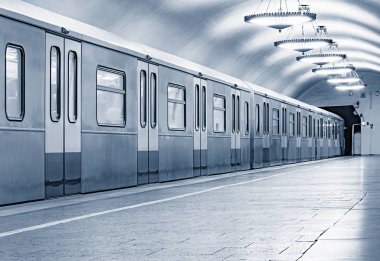 Metro treninin hazır olun önce hareket platformu.