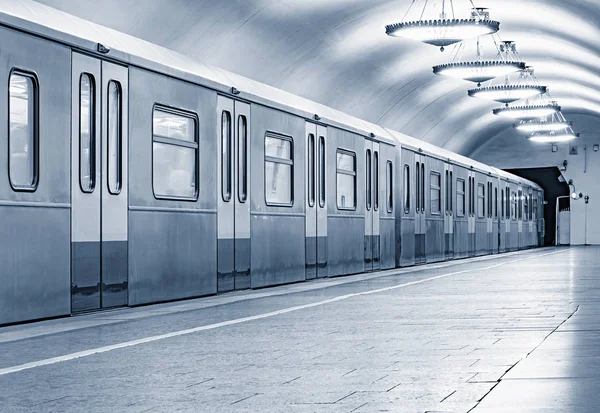 Stand Del Treno Della Metropolitana Vicino Binario Prima Della Partenza — Foto Stock