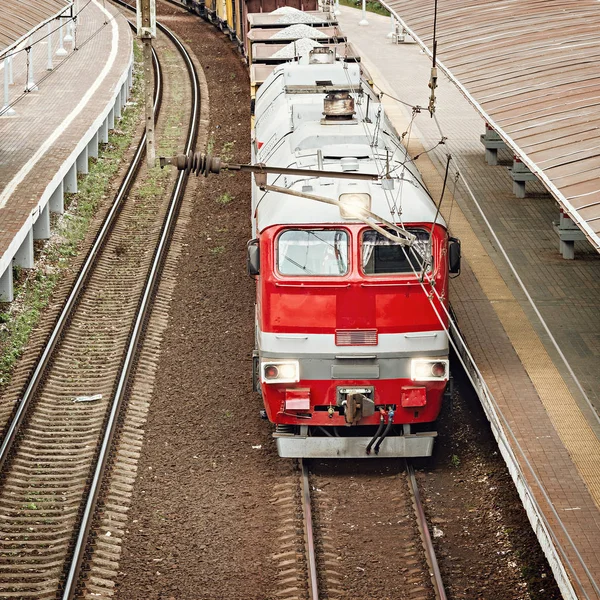 Tren Mercancías Mueve Por Plataforma Pasajeros — Foto de Stock