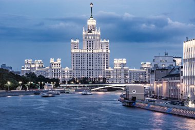 Retro gökdelen günbatımı zaman Moskova Nehri tarafından Kotelnicheskaya dolgu üzerinde. Moskova. Rusya.