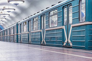 Metro treninin hazır olun önce hareket platformu.