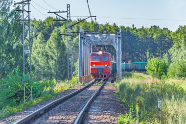 Uzun yük treni köprüden geçiyor..