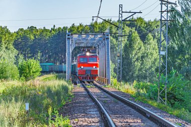 Uzun yük treni köprüden geçiyor..