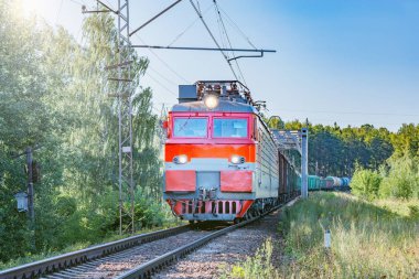 İstasyona uzun yük treni yaklaşıyor..