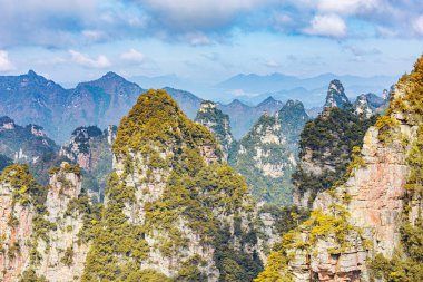 Zhangjiajie Orman Parkı 'ndaki renkli kayalıklar. Çin.