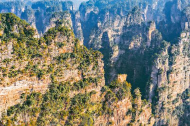 Gün batımında renkli kayalıklarla Zhangjiajie Forest Park içinde. Çin.