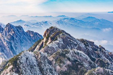 Sabah bakış dağ zirveleri Huangshan Milli Parkı. Çin.
