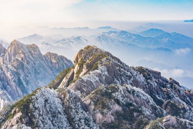 Sabah bakış dağ zirveleri Huangshan Milli Parkı. Çin.