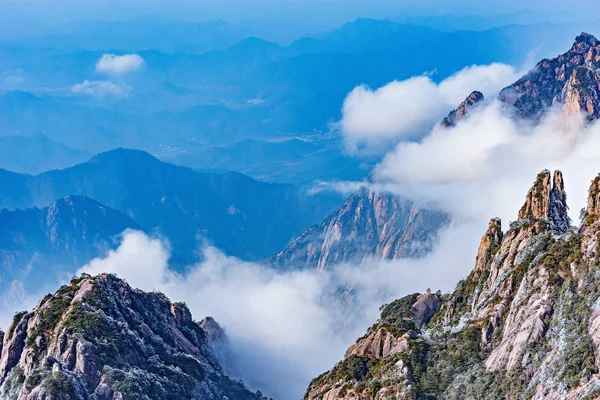 Bulutların üzerinde dağ zirveleri Huangshan Milli Parkı. Çin.