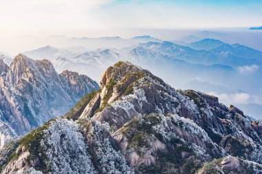 Sabah bakış dağ zirveleri Huangshan Milli Parkı. Çin.