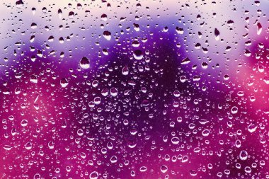 Yağmurdan sonra pencereden su damlıyor..