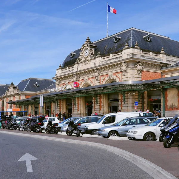 2012年5月23日 在阳光明媚的日子里火车站 Sncf 的外部 — 图库照片